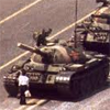 De Tank Man stopt colonne tanks