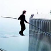 Man op touw tussen Twin Towers